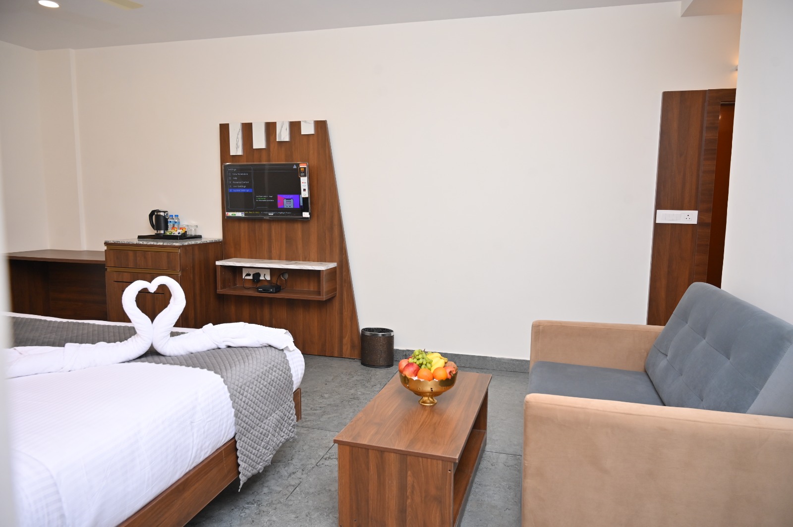 Honeymoon Suite - Shri Devi Comforts Inn