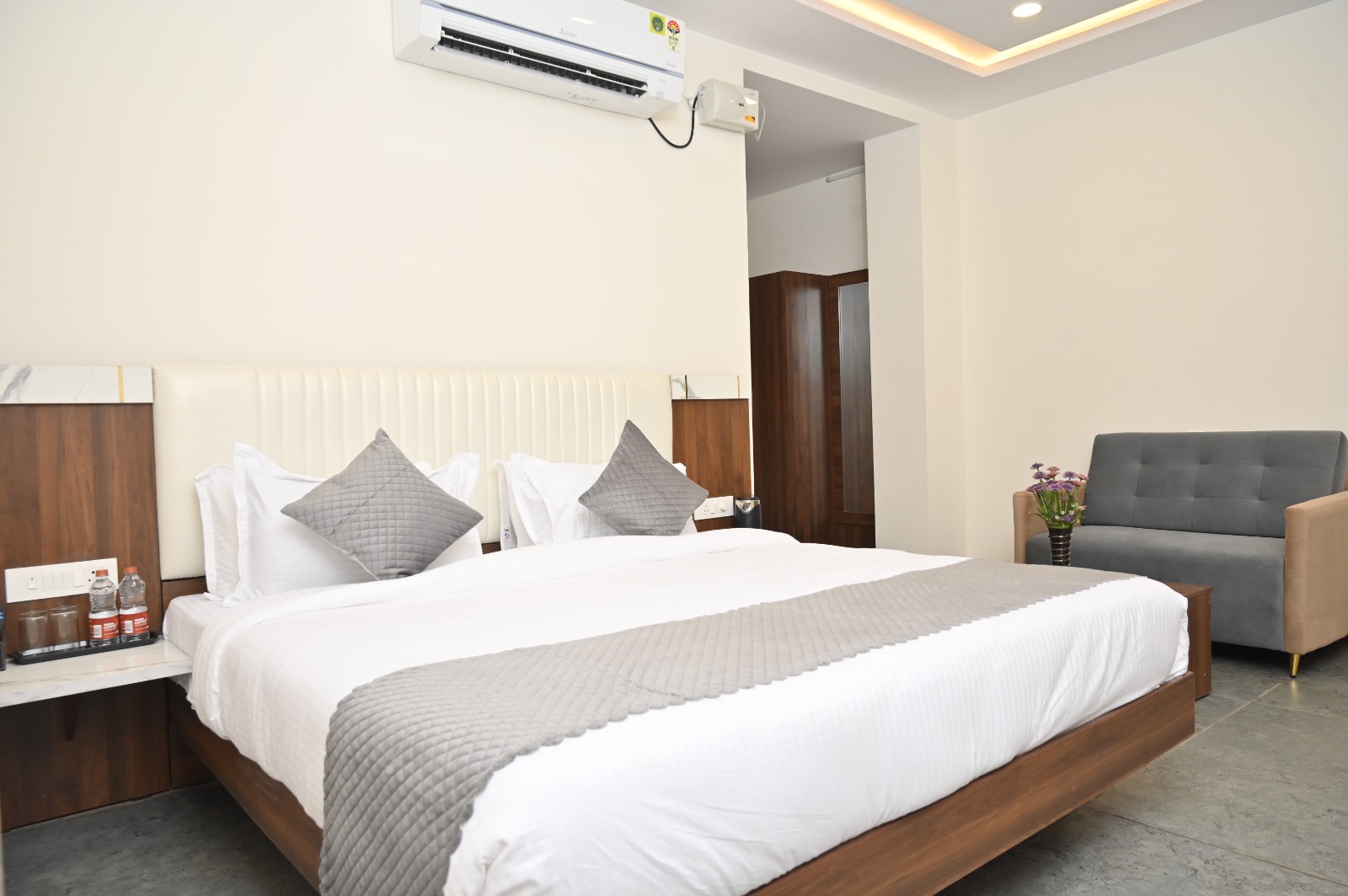 VIP Family Room - Shri Devi Comforts Inn